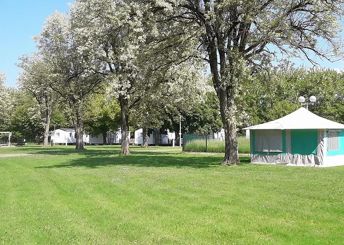 Camping Les Berges Du Cele